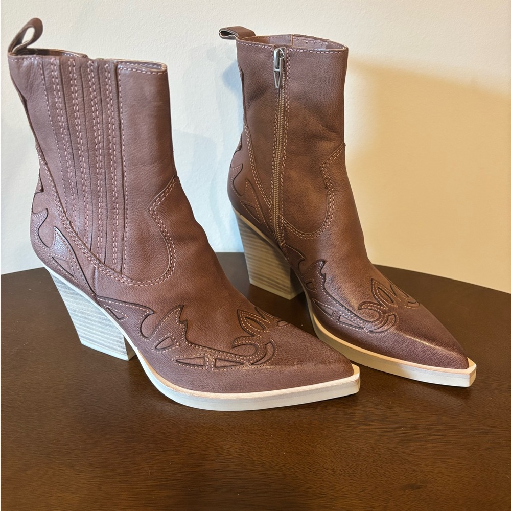 Brown Heeled Boots with Cowboy Style and Decorative Stitching